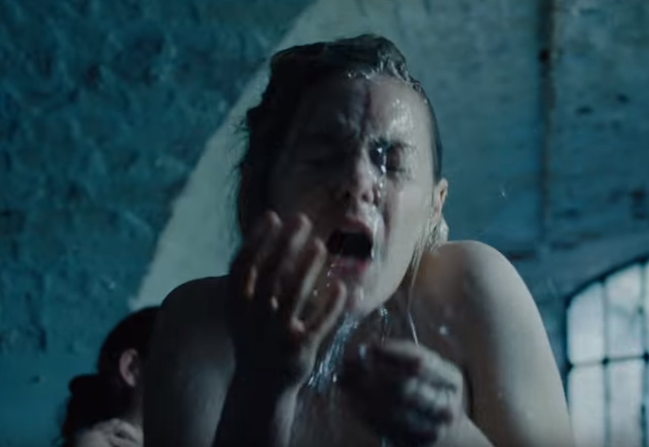 emma stone nude side boobs topless-shower scene favourite movie 2018