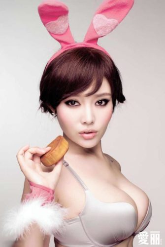 Busty xu dongdong in pink bunny ears