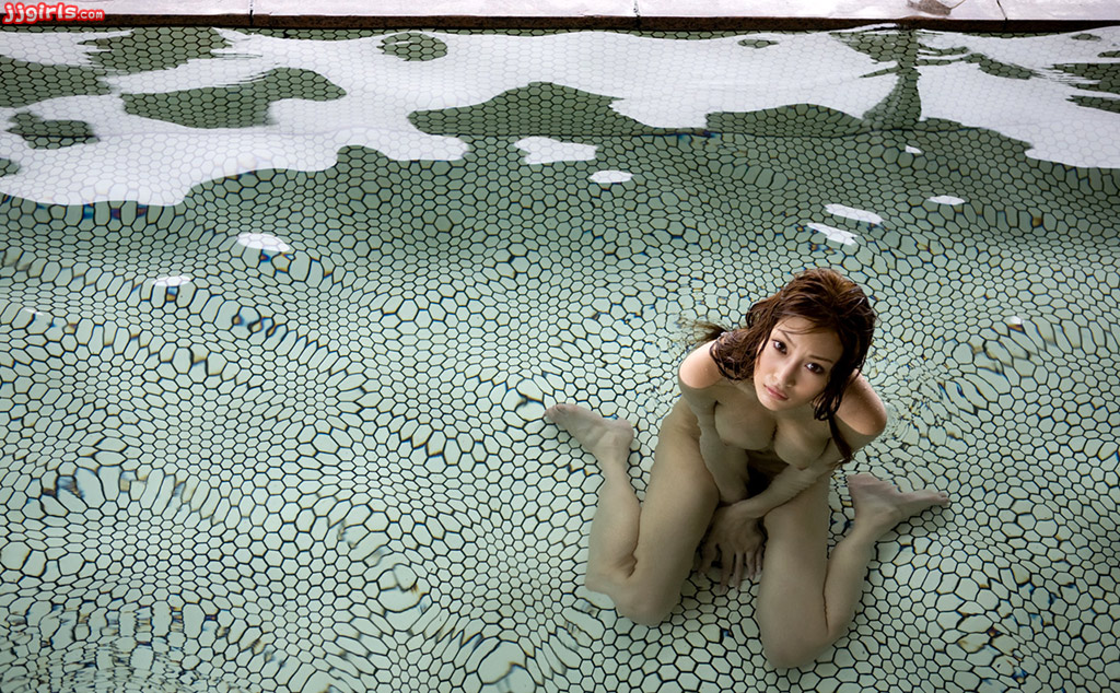 kirara-asuka-is-perfection-in-the-pool