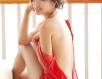 Rinlanee sripen getting out of her red dress