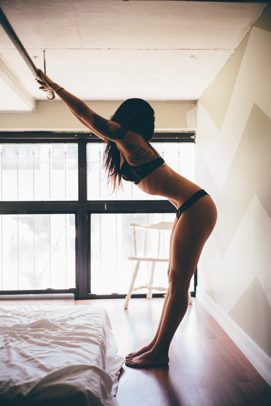 hot-vanstyles-photos-of-elizabeth-in-her-bedroom-in