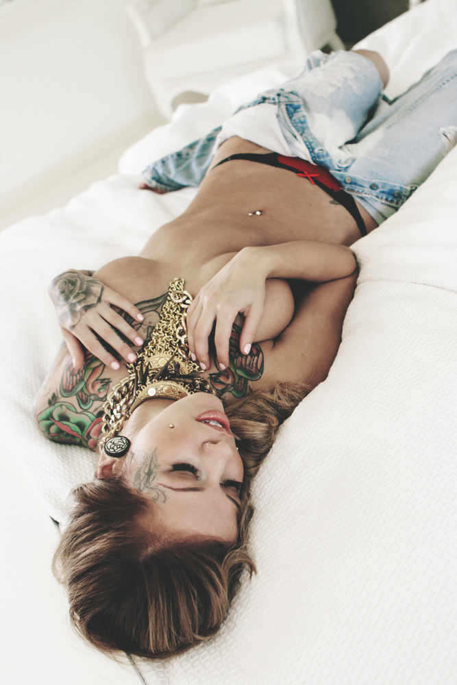 hot-wearevanitymadzilla-wav-topless