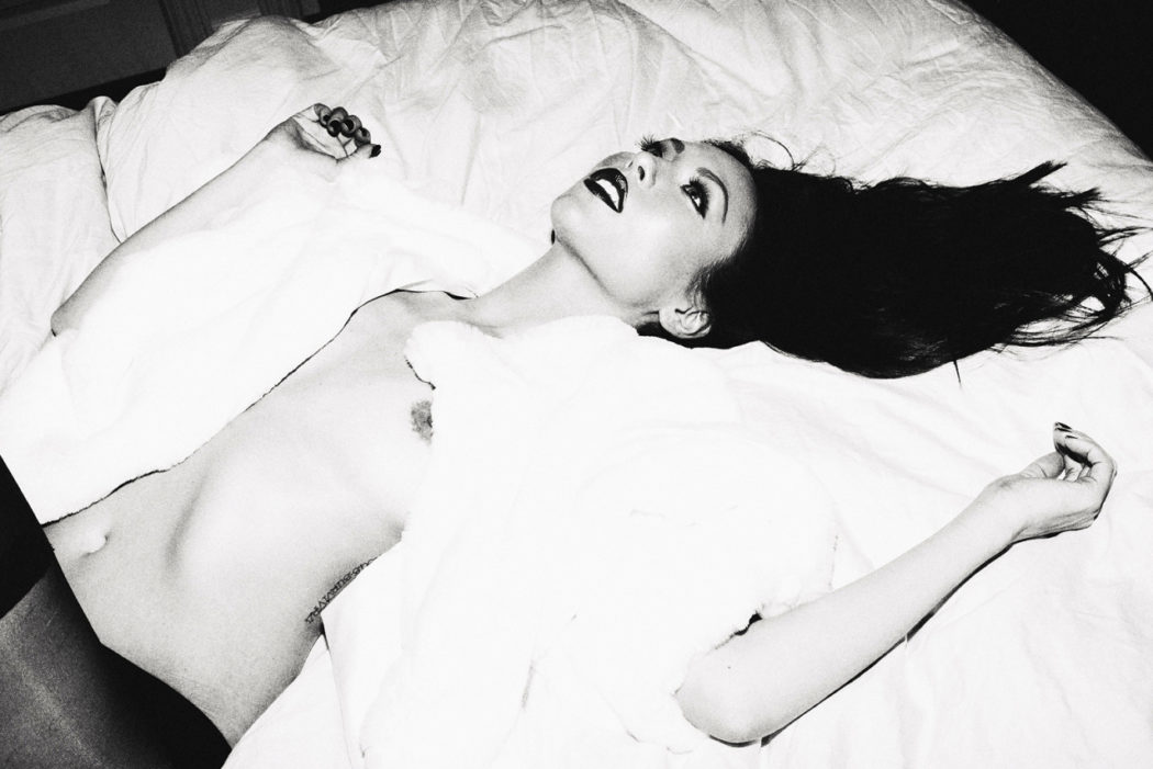 m-as-tu-vu-larsensotelo-white-sheet-larsen-naked