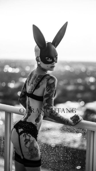 Ohrangutang Topless Sexy Tits