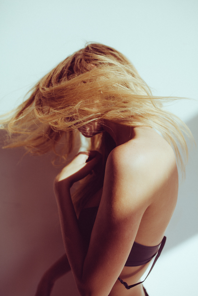 regarderlesfilles-lucaspassmore-courtney-naked-boobs