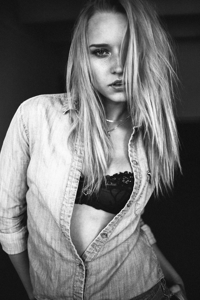 sexy-consulillo-liza-by-lucas-passmore