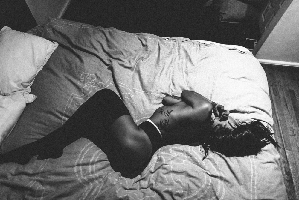 vanstyles-mercedes-in-bed-topless